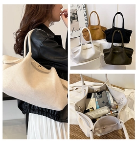 Dettaglio della capacità interna e dei quattro colori opachi della borsa tote grande