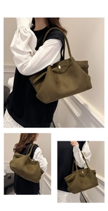 Dettaglio macro della borsa tote grande in camoscio verde oliva con finiture in oro