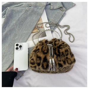 Detail der flauschigen Tasche mit Leopardenmuster, Silbergriff und Strass-Quastenverzierung