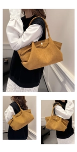 Dettaglio borsa tote in pelle scamosciata marrone con texture opaca e fibbia in metallo