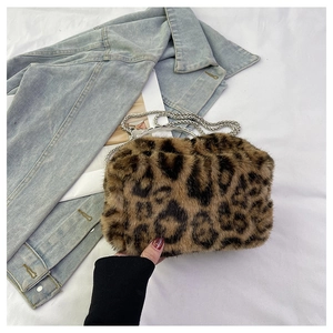 Detailansicht der Leopard-Plüschhandtasche mit Silberkette und rundem Metallgriff