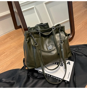Dettaglio borsa tote in pelle verde oliva con chiusura a scatto e catena in metallo