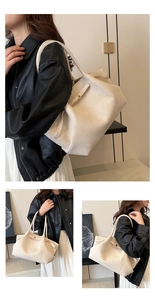 Dettaglio macro della borsa tote opaca color crema con texture in pelle e fibbie metalliche