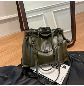 Dettaglio borsa tote verde oliva in pelle PU con chiusura a scatto in metallo argento