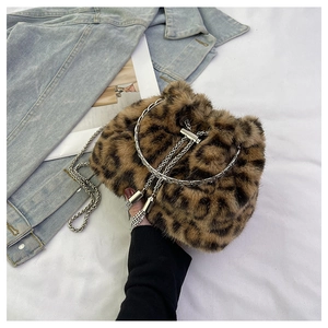 Detail der Pelztasche mit Leopardenmuster, Metallkette und rundem Metallgriff