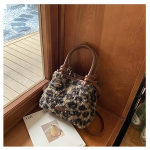 Dettaglio della borsa a secchiello in peluche leopardato con manici in finta pelle marrone