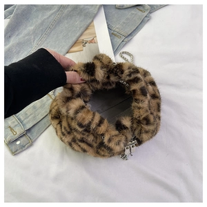 Innenansicht der flauschigen Leopard-Kunstpelz-Beuteltasche mit Metallkettenriemen