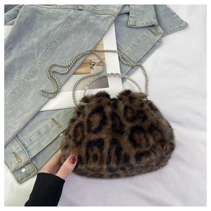 Nahaufnahme einer braunen Handtasche aus Kunstpelz mit Leopardenmuster und Metallgriff