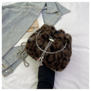 Detail der Bucket-Bag mit Leopardenmuster aus Kunstfell mit Silberring und Kette