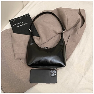 Vista dall'alto della borsa hobo in vernice nera con smartphone per confronto dimensioni