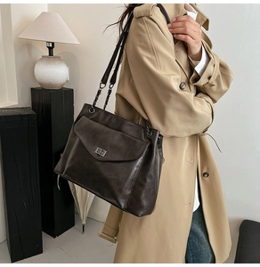 Dettaglio borsa tote vintage marrone con tracolla a catena e chiusura a girello
