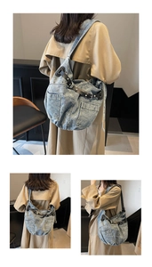 Detail der hellblauen Denim-Hobo-Tasche mit Cargotaschen und verstellbarem Lederriemen
