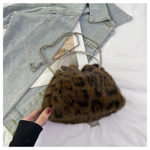 Detail der Handtasche aus Leoparden-Kunstfell mit silbernen Griffen und Kettengurt