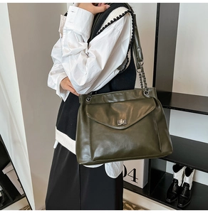 Dettaglio borsa shopper verde scuro in pelle PU lucida con chiusura in metallo argento