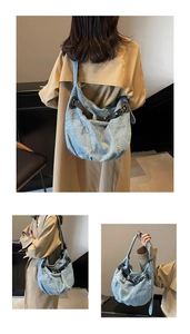 Drei Ansichten einer blauen Denim-Tragetasche mit Lederriemen und praktischen Taschen