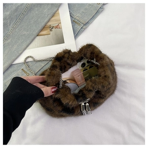 Detailansicht der Plüsch-Beuteltasche mit Leopardenmuster, Kette und Alltagsgegenständen