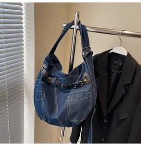 Detailansicht der Retro-Jeans-Umhängetasche mit Vordertaschen und Kontrastnähten in Premium