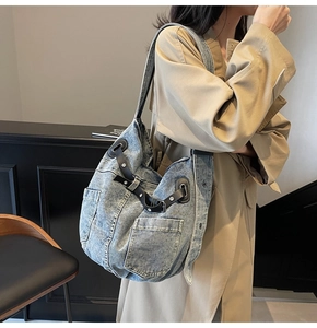 Details der Vintage Denim-Tasche mit Cargo-Taschen und rustikalen Metallnieten auf Stoff