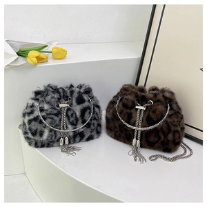 Detailansicht der Pelz-Eimertaschen mit Leopardenmuster, Metallgriffen und Quastenketten