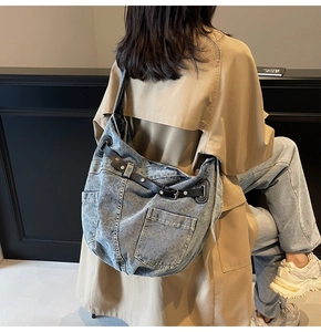 Detailansicht der großen Denim Hobo Bag mit Ledergürtel und Silbernieten