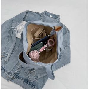 Vue intérieure détaillée d'un grand sac fourre-tout en toile avec poches et rangement spacieux