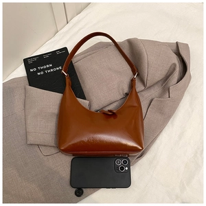 Borsa hobo marrone in pelle sintetica che mostra la capacità interna con cellulare