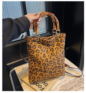 Dettaglio della borsa tote leopardata con manici in bambù e tracolla in pelle regolabile