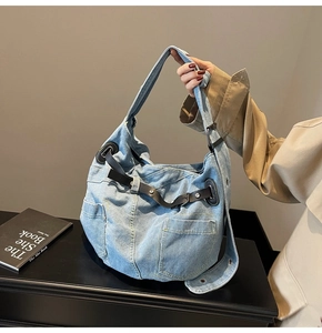 Detailansicht der Denim-Tasche mit Metallnieten und dekorativen Seitentaschen