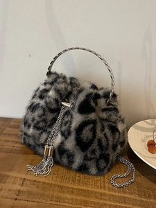 Bucket Bag mit Leopardenmuster aus Kunstpelz mit silbernem Ringgriff und Kette