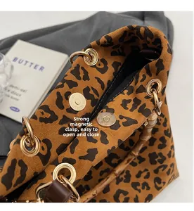 Dettaglio della borsa leopardata con manico in bambù e chiusura magnetica sicura