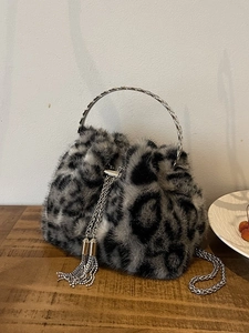 Schicke Handtasche mit Leopardenmuster aus Kunstpelz, Metallgriffen und Kette