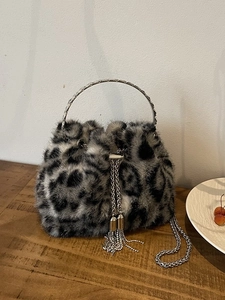 Plüsch-Beuteltasche mit Leopardenmuster, Metallringgriffen und Tassel-Kettenriemen