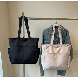 Détails de sacs fourre-tout minimalistes noir et beige avec poches avant