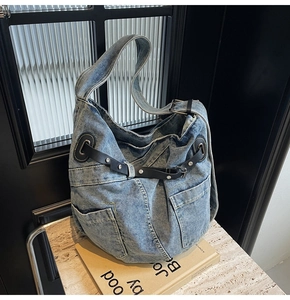 Detail der Retro-Jeans-Tasche mit Nähten und schwarzer Lederschnalle auf Marmoroberfläche