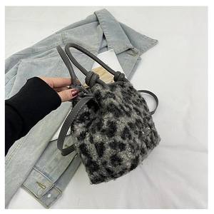 Dettaglio della borsa a secchiello leopardata in peluche con manici grigi e logo in metallo