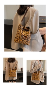 Dettaglio della borsa tote vintage leopardata con manici in bambù e tracolla rimovibile