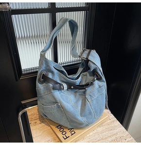Detailansicht der blauen Denim-Textur und der Vintage-Nähte der Tasche im Makroformat