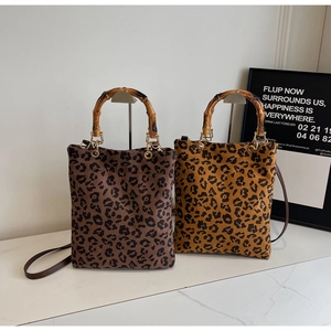 Dettaglio di borse tote leopardate con manici in bambù e tracolle regolabili e rimovibili