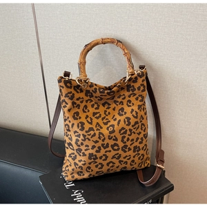 Dettaglio della borsa leopardata con manico in bambù naturale e accenti in metallo