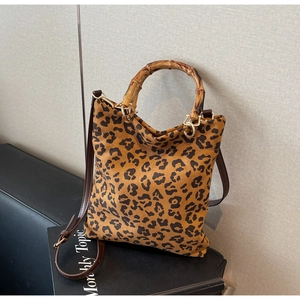 Dettaglio della borsa leopardata con manico in bambù e tracolla in pelle regolabile