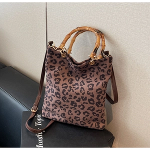 Dettaglio della borsa tote leopardata con manici in bambù e tracolla rimovibile