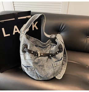 Detailaufnahme der Vintage Denim Umhängetasche mit Lederriemen und Metallschnallen