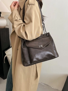 Borsa tote marrone in pelle con tracolla a catena e chiusura a girello in metallo