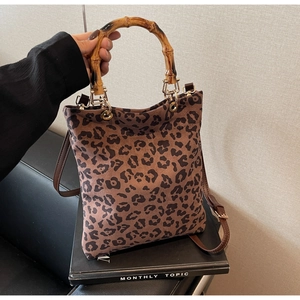 Dettaglio borsa leopardata con manico in bambù e anelli di chiusura dorati