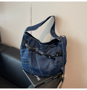 Detailansicht der dunkelblauen Denim Hobo Tasche mit Vintage Cargo Taschen und Silberschnallen
