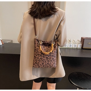 Dettaglio borsa leopardata vintage con manico in bambù e tracolla in pelle scura
