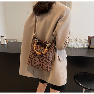 Dettaglio della borsa leopardata con manici in bambù naturale e raccordi metallici ad anello