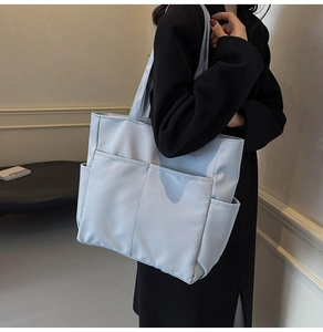 Détail du sac cabas en nylon bleu clair avec poches pratiques et grande capacité