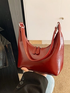 Borsa a mano a mezzaluna rosso vino minimalista in pelle lucida con doppia cerniera