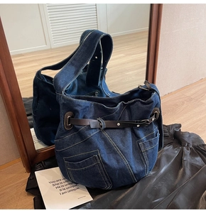 Nahaufnahme der Vintage Denim Schultertasche in Dunkelblau mit Leder-Schnalle